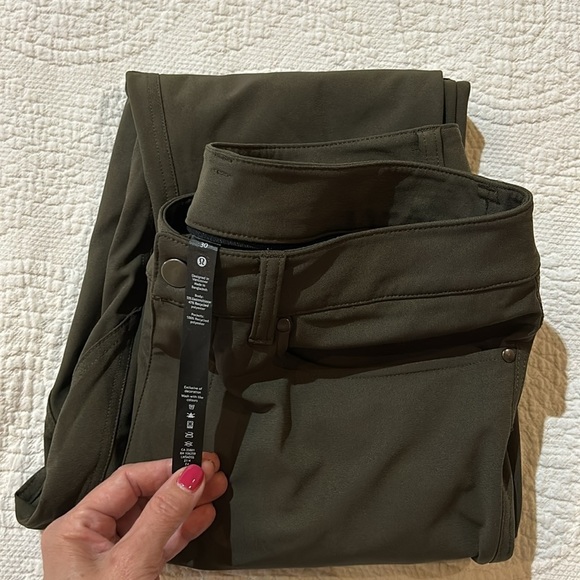 Lululemon Men’s Pant.  Nearly New. Size 30 - Picture 7 of 10